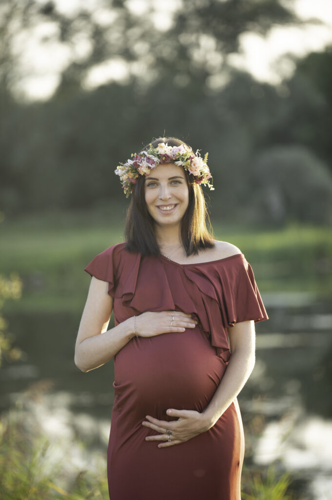 photo de femme enceinte au bord de l'eau