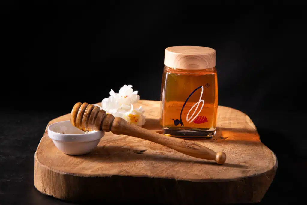 mise en valeur de produit miel et cuillère a miel