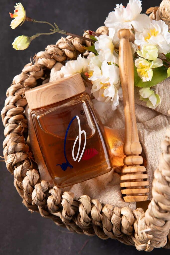mise en valeur de produit miel dans panier vintage
