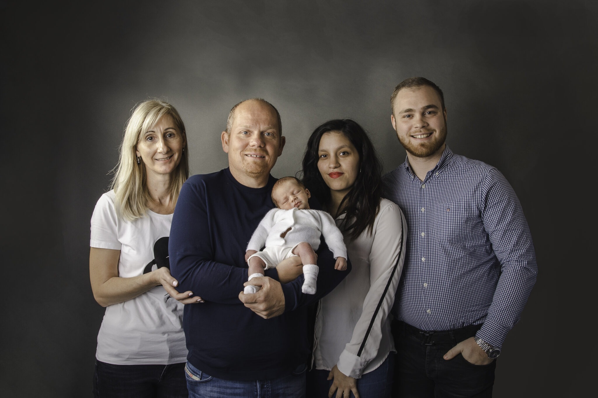 photo de famille en studio avec un nouveau -né