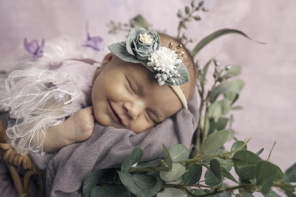 portraitde nouveau né thème nature dans un panier