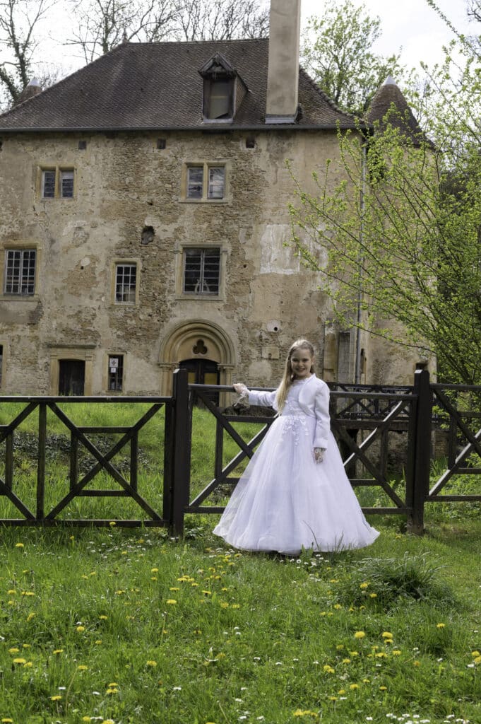 photo de communion au chateau de volkrange devant l'ancien chateau