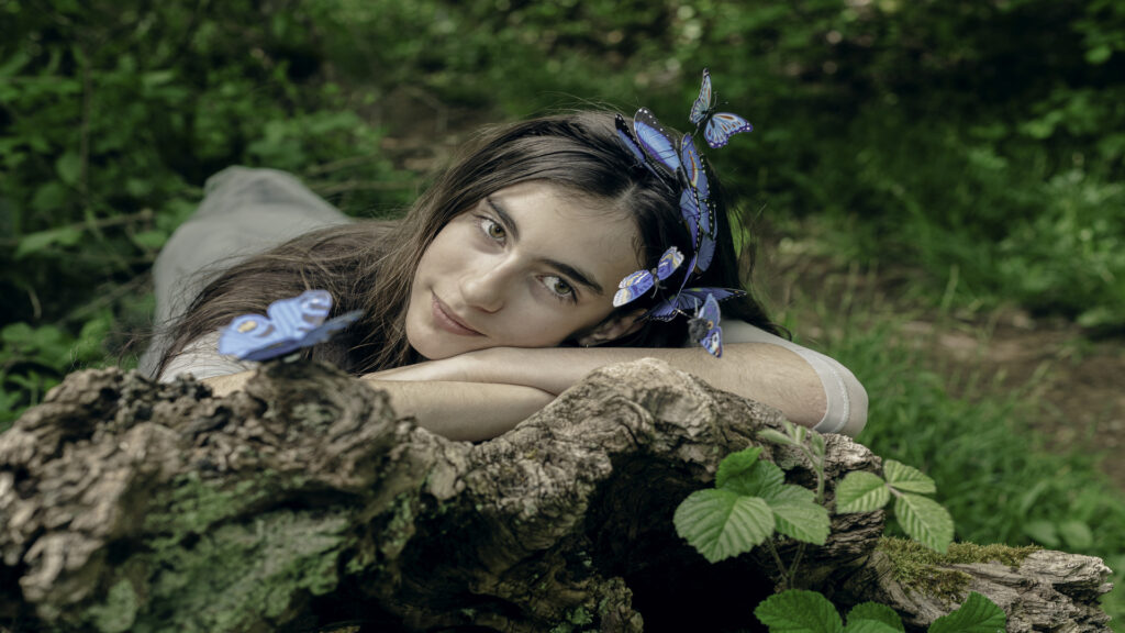 portrait jeune fille sur un arbre coucher