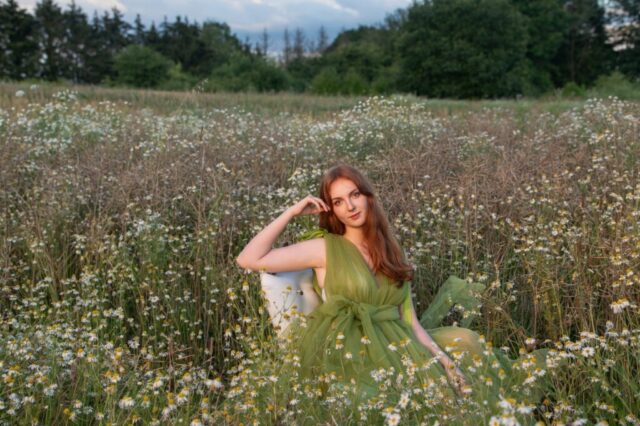 photographie en extérieur Laurence Gindt portrait d'une jeune fille dans les champs