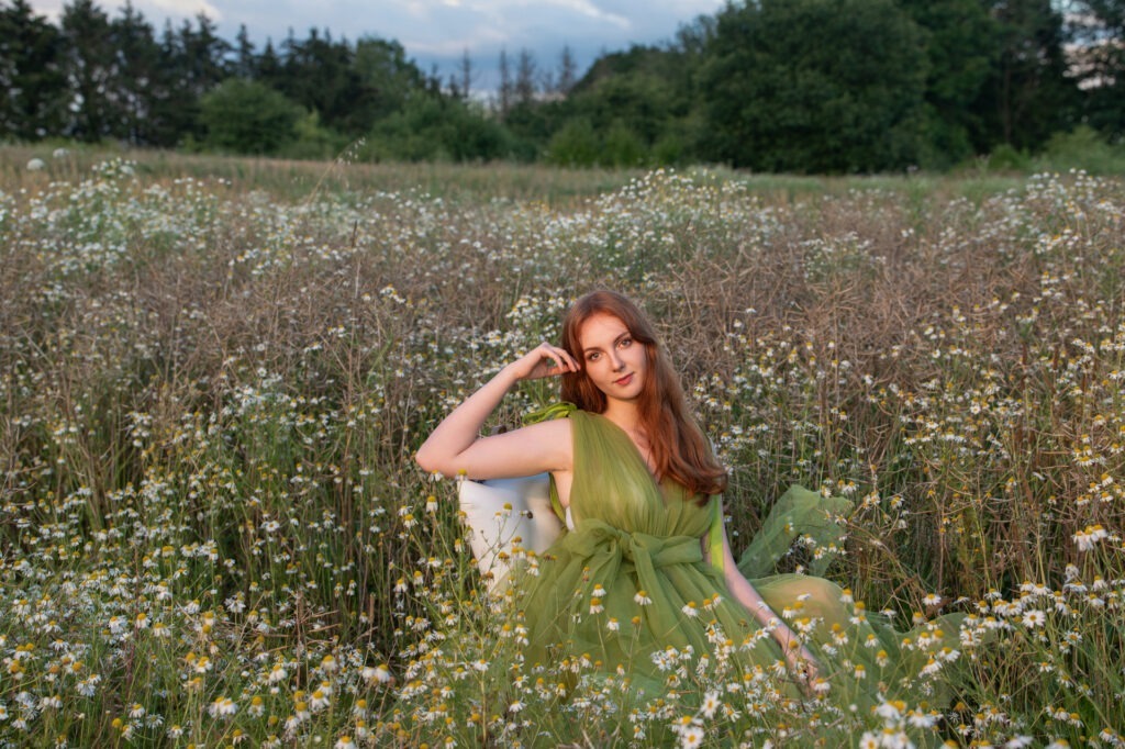 portrait d'une jeune fille dans les champs