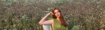 portrait d'une jeune fille dans les champs