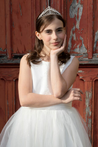 portrait de communion filette porte rouge