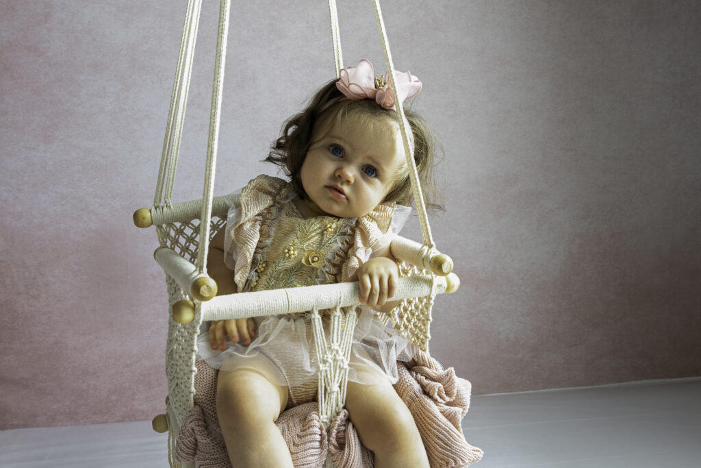 photo sur en studio bébé sur balançoire