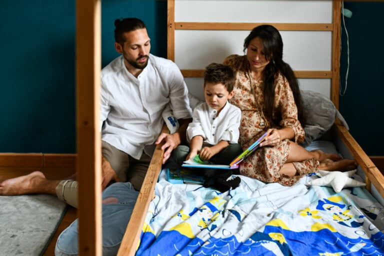 portrait de famille dans chambre d'enfant
