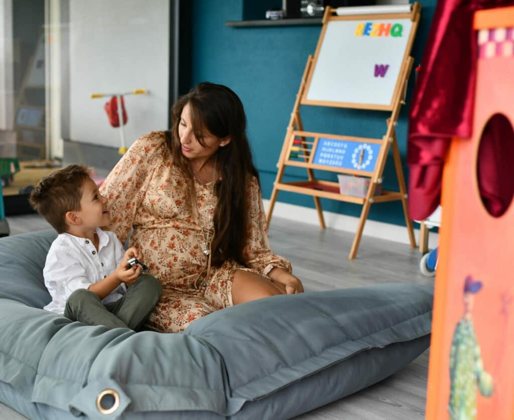 maman enceinte et son fils