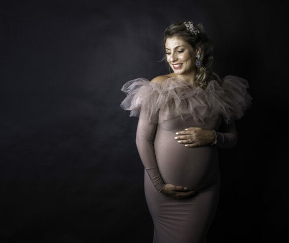 portrait jolie future maman en studio