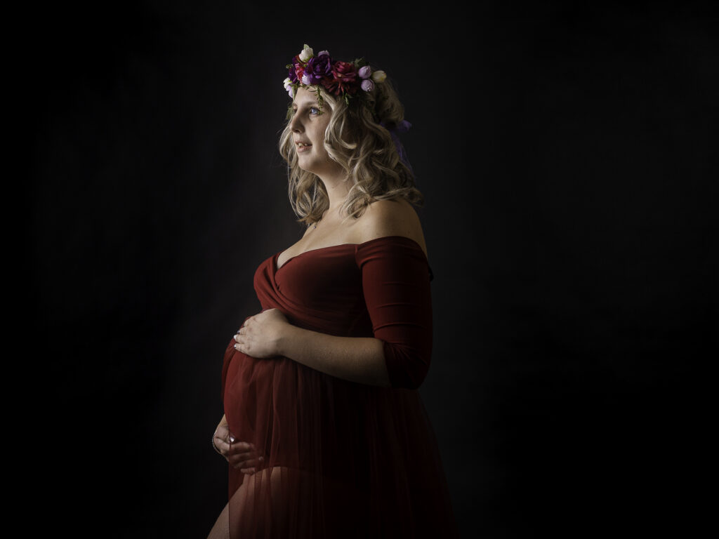 un future une maman en studio sur fond noir