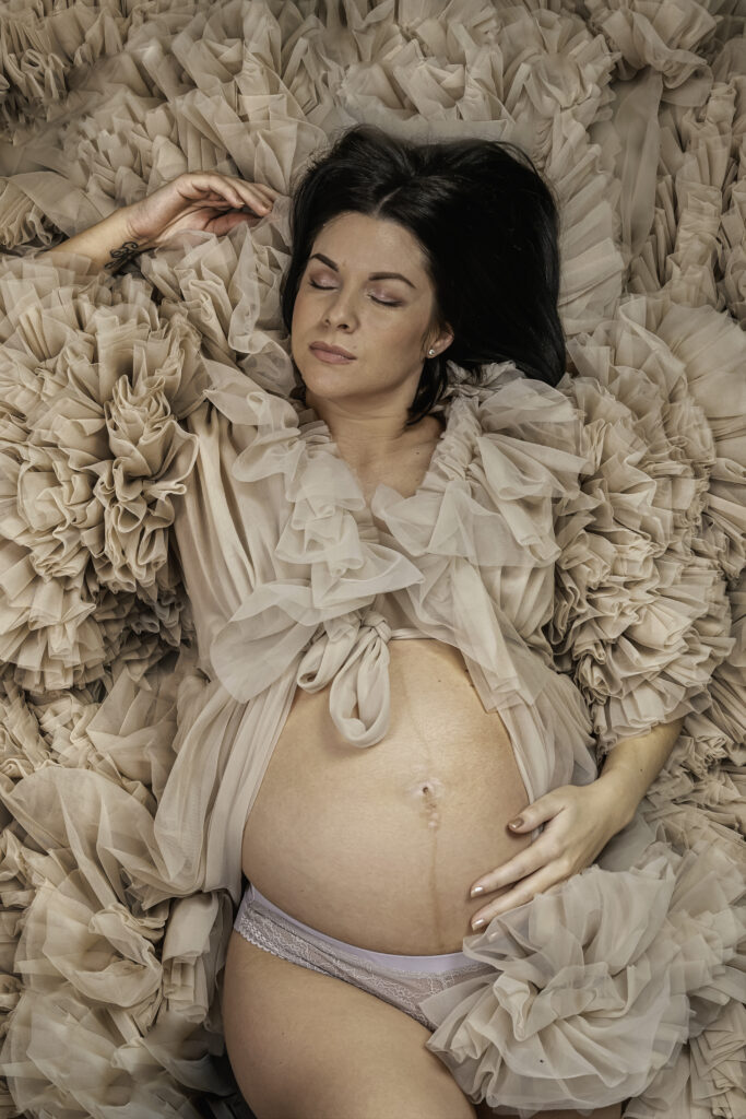 photo future maman avec une robe de créateur