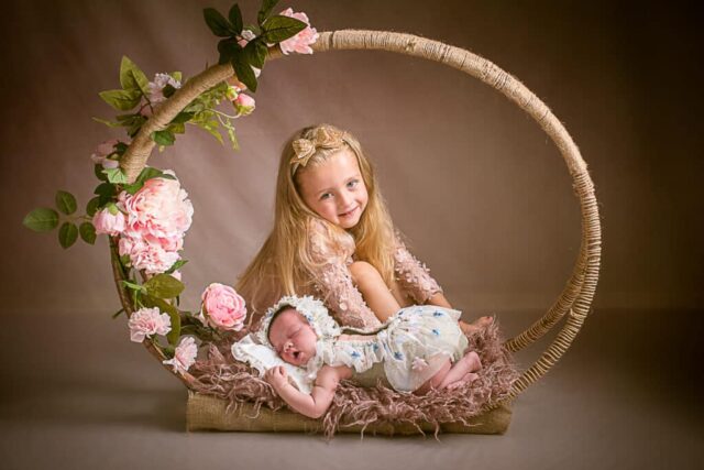 portrait de nouveau-né avec sa grande soeur