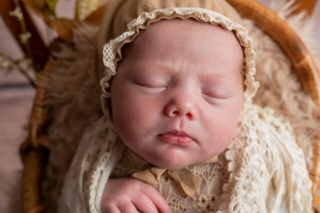 portrait de nouveau-né décor bohème