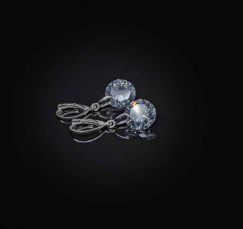 boucle d'oreille sur fond noir